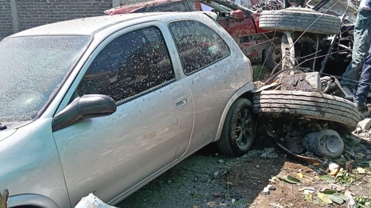 Un camión tipo torton aparentemente se quedó sin frenos y cayó sobre varios vehículos y casas en la colonia Ampliación San Mateo en Naucalpan.