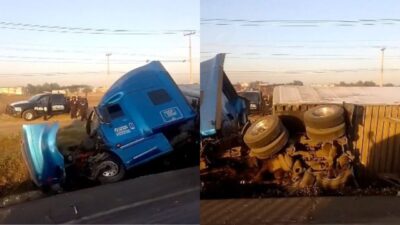 Un tráiler quedó volcado en una zanja, en el kilómetro 26 del Circuito Exterior Mexiquense, causando afectación a la circulación en la zona.