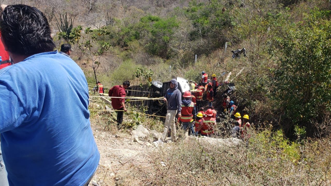 Militantes de Morena viajaban en un autobús que volcó en su regreso a Oaxaca; hay 18 muertos.