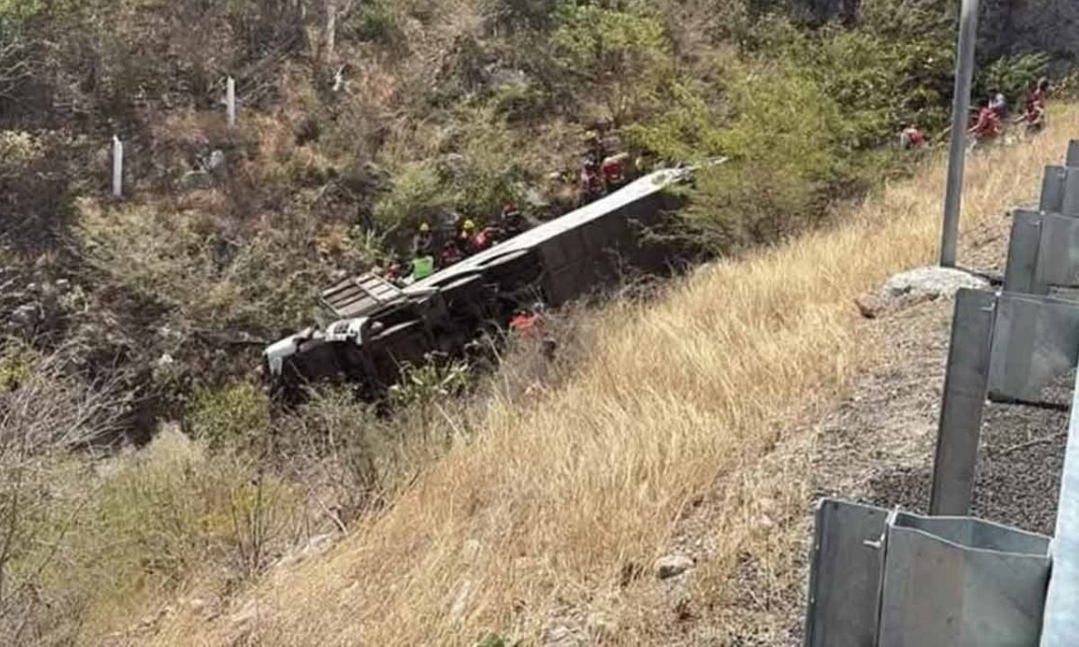 Militantes de Morena viajaban en un autobús que volcó en su regreso a Oaxaca; hay 18 muertos.