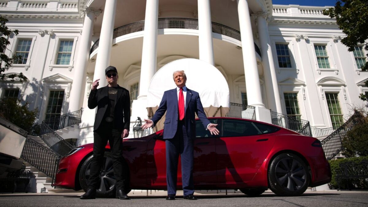 Elon Musk y Donald Trump con un Tesla en la Casa Blanca