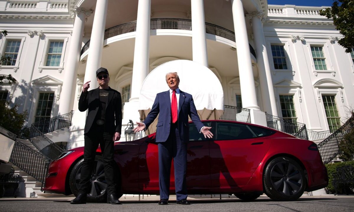 Elon Musk y Donald Trump con un Tesla en la Casa Blanca