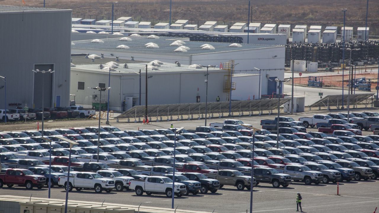 Trump retrasa un mes los aranceles a automóviles procedentes de México y Canadá.