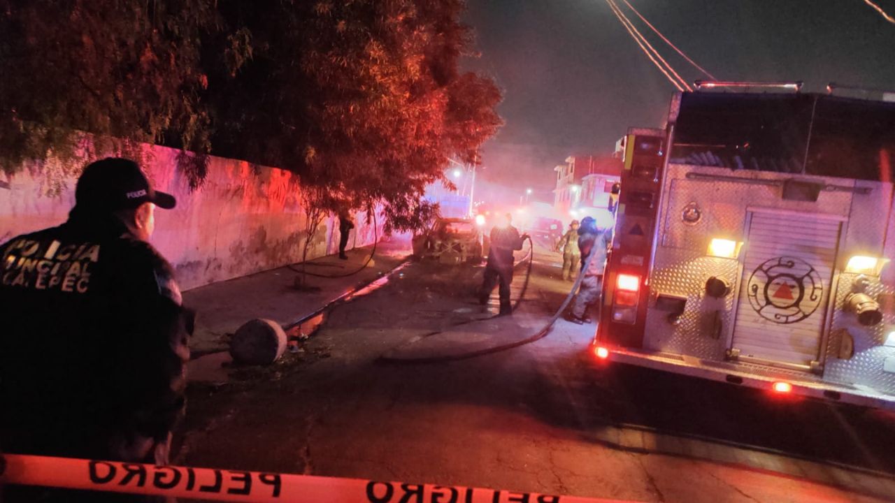 Asesinan a dos en Ecatepec y preden fuego a su vehículo; dejan uno de los cuerpos dentro del auto en llamas.