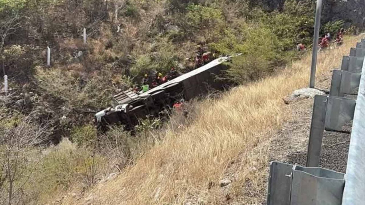 Ascendió el número de muertos por volcadura de autobús de militantes de Morena en Oaxaca.