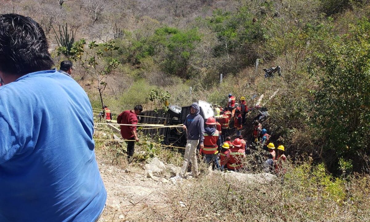 Ascendió el número de muertos por volcadura de autobús de militantes de Morena en Oaxaca.