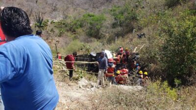 Ascendió el número de muertos por volcadura de autobús de militantes de Morena en Oaxaca.