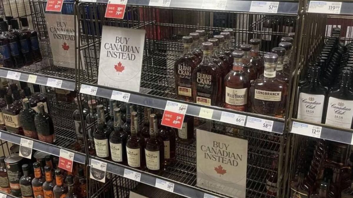 Varias provincias canadienses retiran alcohol de EU en respuesta a aranceles.