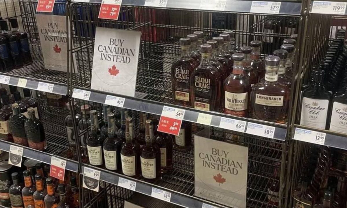 Varias provincias canadienses retiran alcohol de EU en respuesta a aranceles.