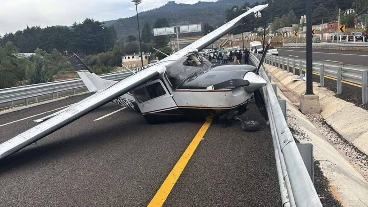 Avioneta realiza aterrizaje de emergencia sobre la carretera Real del Monte-Huasca