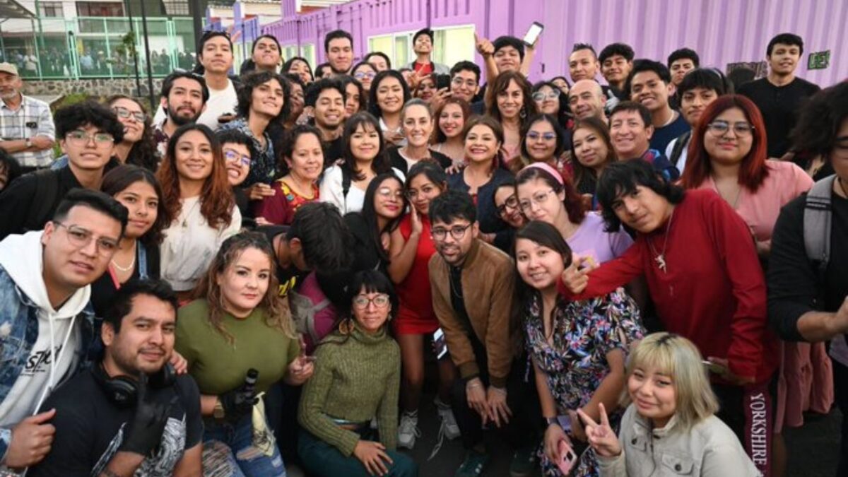 La presidenta Claudia Sheinbaum la escuela para jóvenes en Iztapalapa.