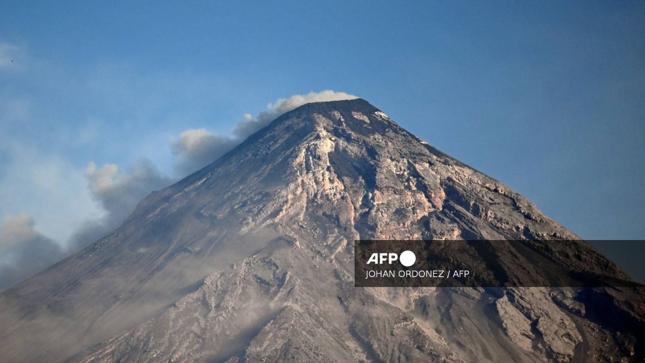 La erupción del volcán de Fuego en Guatemala, generó columnas de ceniza de hasta siete mil metros sobre el nivel del mar.