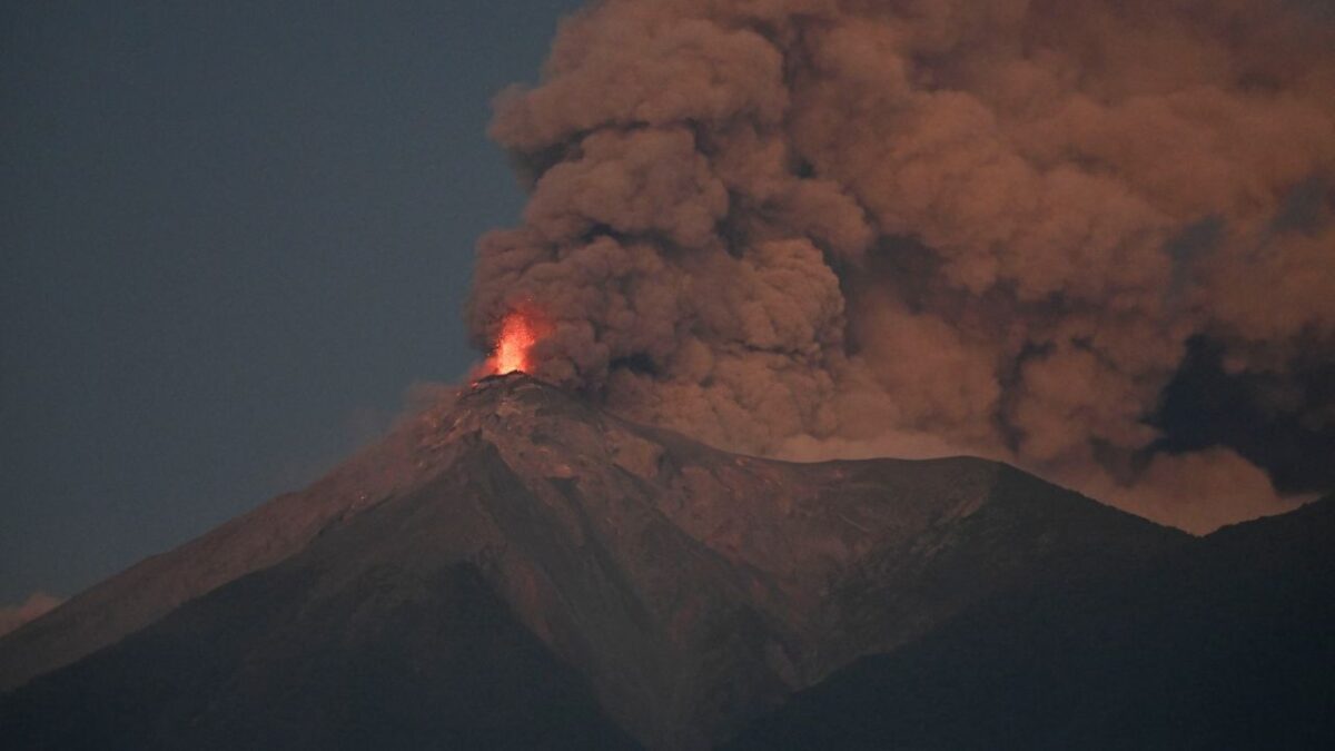 La erupción del volcán de Fuego en Guatemala, generó columnas de ceniza de hasta siete mil metros sobre el nivel del mar.