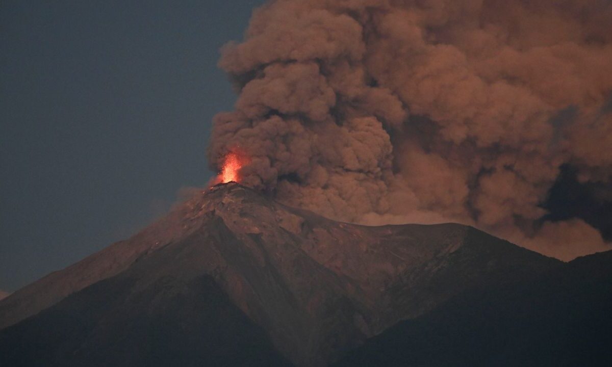 La erupción del volcán de Fuego en Guatemala, generó columnas de ceniza de hasta siete mil metros sobre el nivel del mar.