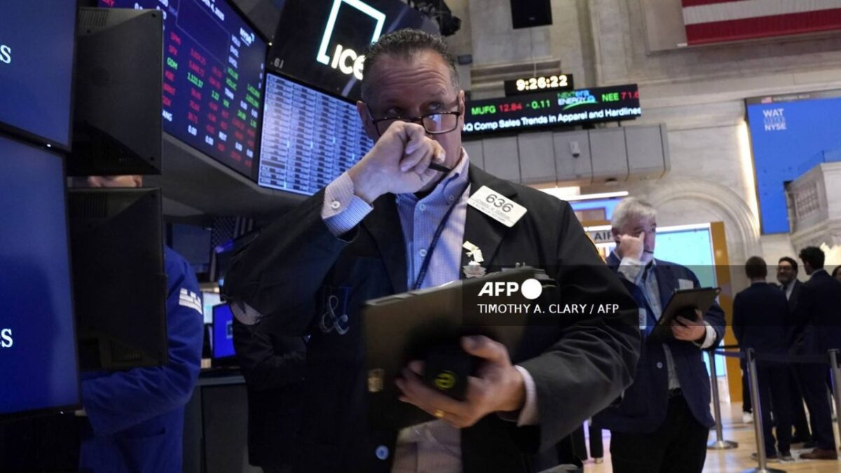 Wall Street cayó este martes mientras se instala la guerra de aranceles lanzada por Donald Trump con medidas de retaliación.