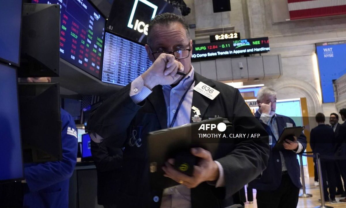 Wall Street cayó este martes mientras se instala la guerra de aranceles lanzada por Donald Trump con medidas de retaliación.