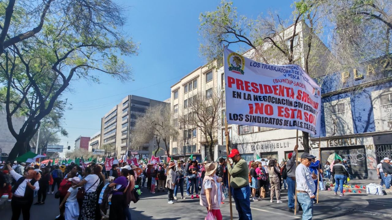 Cientos de personas se dirigen a pie hacia el Zócalo para la asamblea informativa de la presidenta Claudia Sheinbaum.