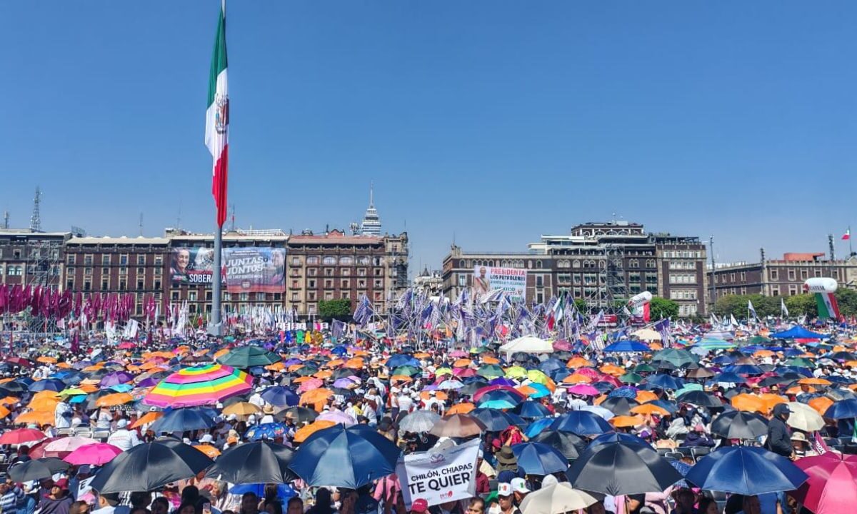 Cientos de personas se dirigen a pie hacia el Zócalo para la asamblea informativa de la presidenta Claudia Sheinbaum.