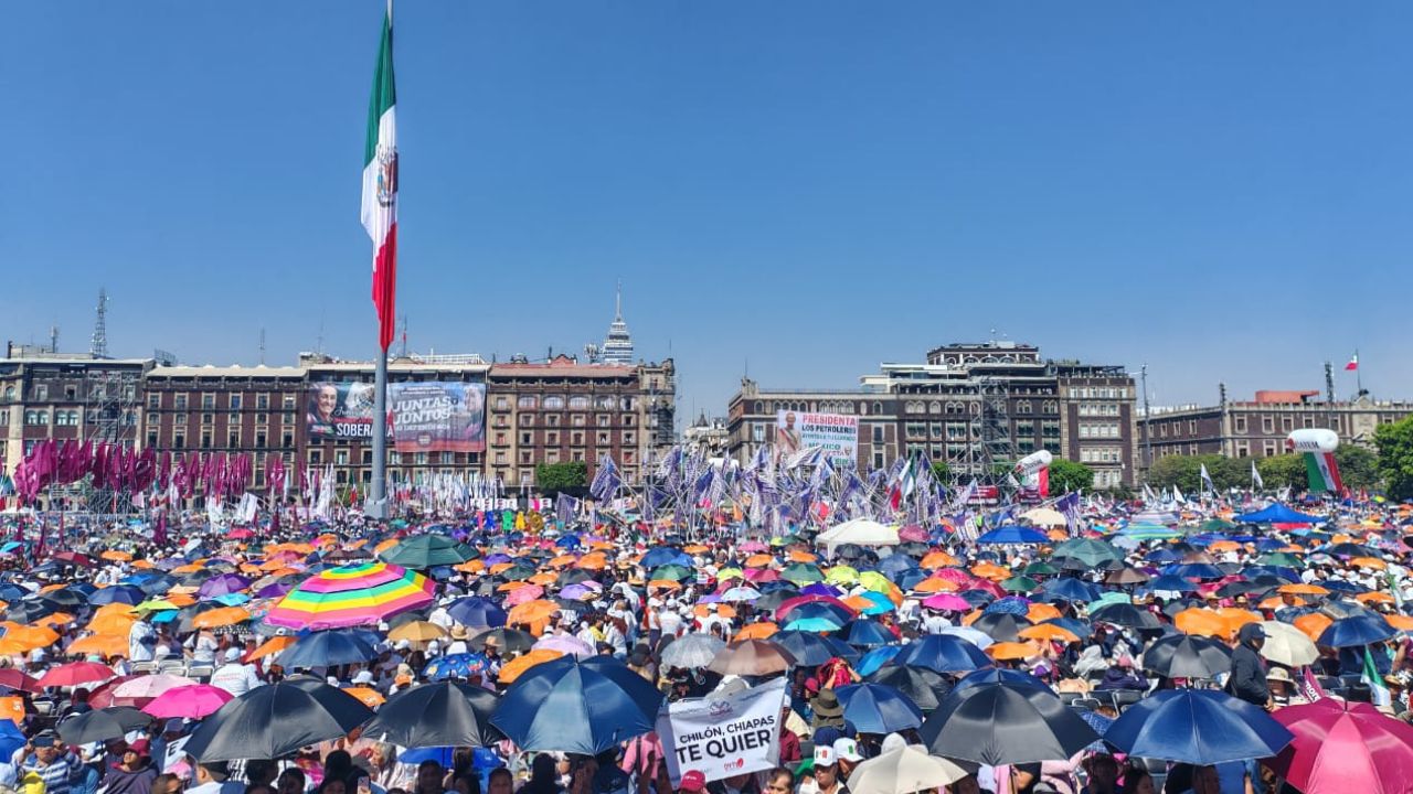 Cientos de personas se dirigen a pie hacia el Zócalo para la asamblea informativa de la presidenta Claudia Sheinbaum.