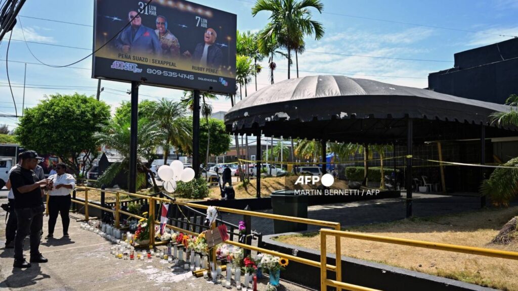 Familiares de víctimas pusieron un altar frente a la zona de desastre.
