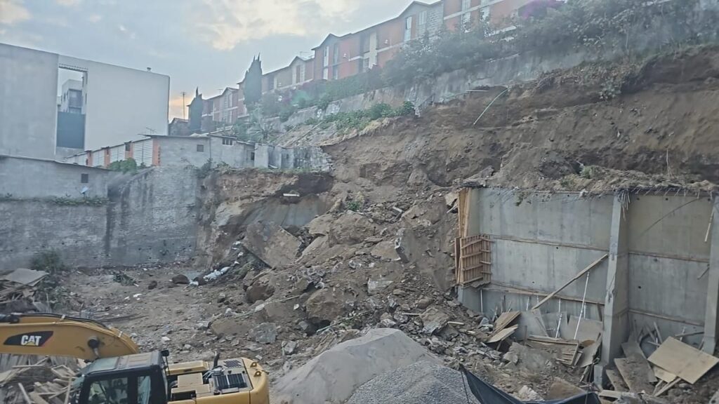 Cae talud de tierra sobre predio en obra en la alcaldía Álvaro Obregón. Noticias en tiempo real