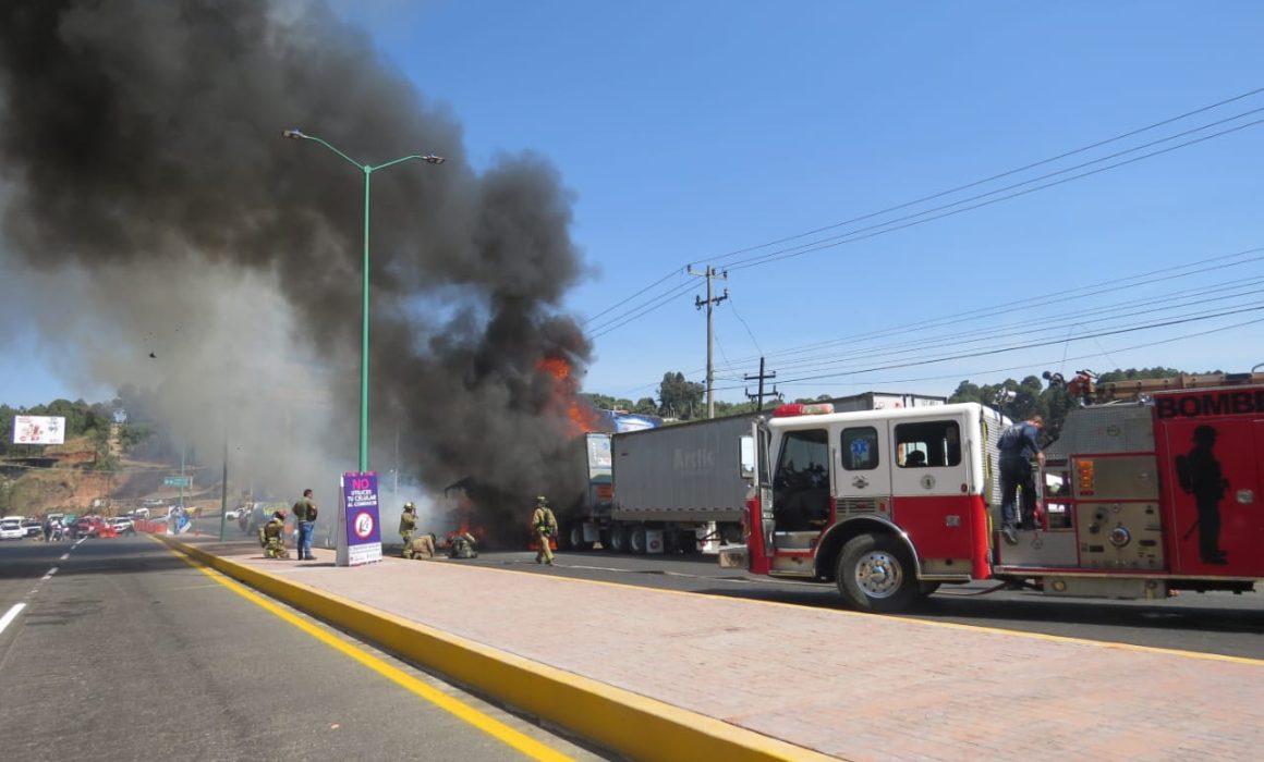 Diversos vehículos ardieron en llamas durante los ataques.
