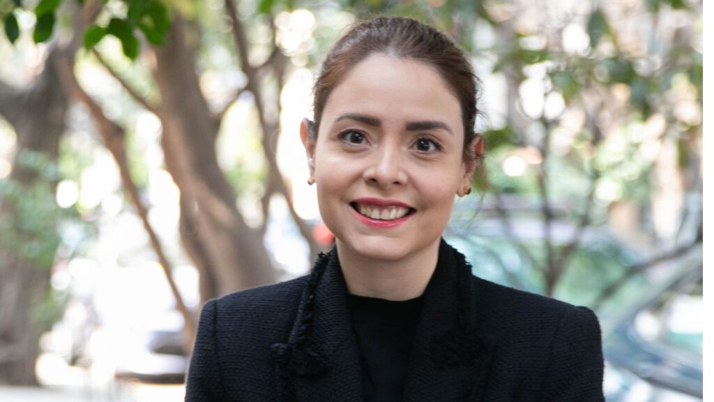Maryfer Centeno afirma que la reina Isabel II admiraba su trabajo . Noticias en tiempo real