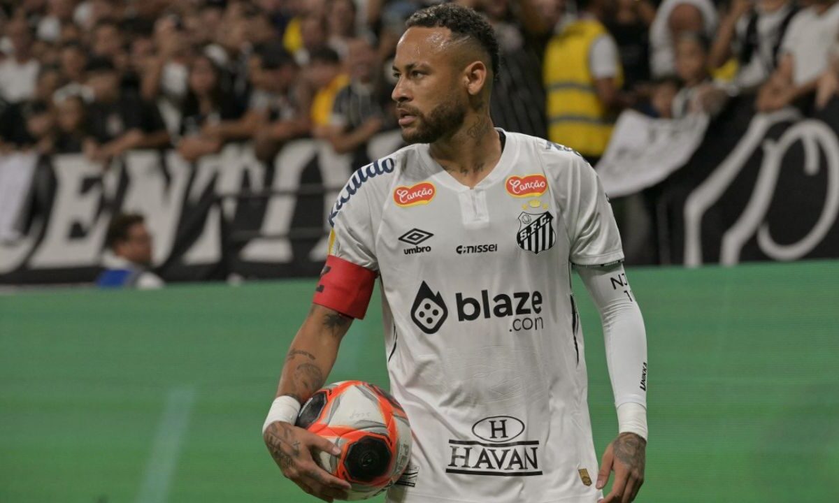 Neymar, astro brasileño del Santos, volvió a lesionarse