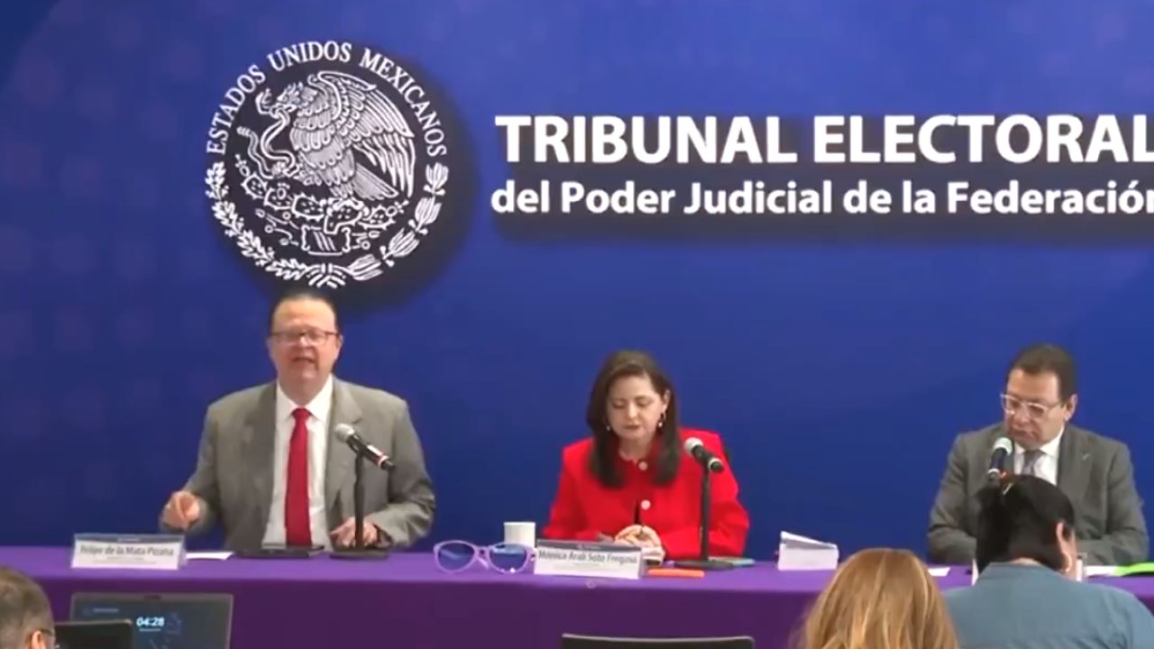 El magistrado del TEPJF, Felipe Fuentes Barrera, confirmó que la presidenta Claudia Sheinbaum Claudia Sheinbaum tiene facultades, como integrante del Poder Ejecutivo, para realizar el llamado al voto en la elección judicial