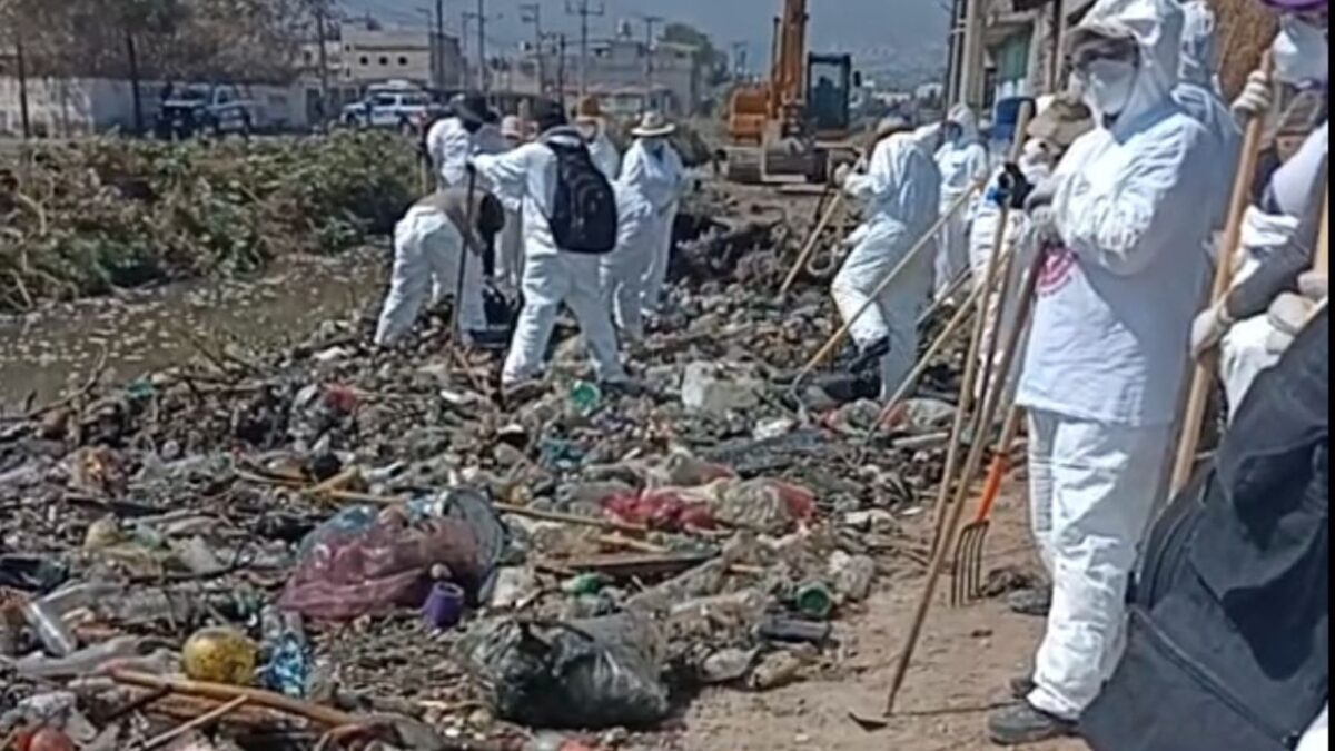 Personal de Rescate Urbano trabaja en la búsqueda de más restos.