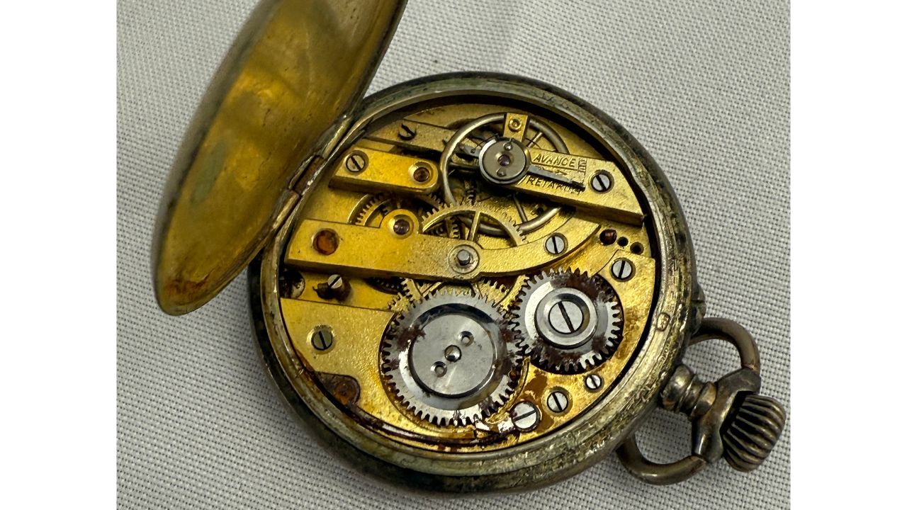 Un reloj de bolsillo, billetes y dinero, hallados entre las pertenencias de los pasajeros del viaje inaugural del Titanic,