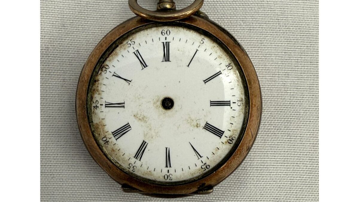 Reloj de plata dorada y latón hallado entre las pertenencias del pasajero danés de segunda clase Hans Christensen Givard.