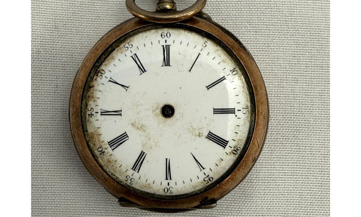 Reloj de plata dorada y latón hallado entre las pertenencias del pasajero danés de segunda clase Hans Christensen Givard.