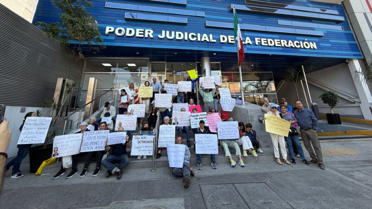 A casi 10 años, adultos mayores exigen justicia por fraude de 7 mil 500 mdp.