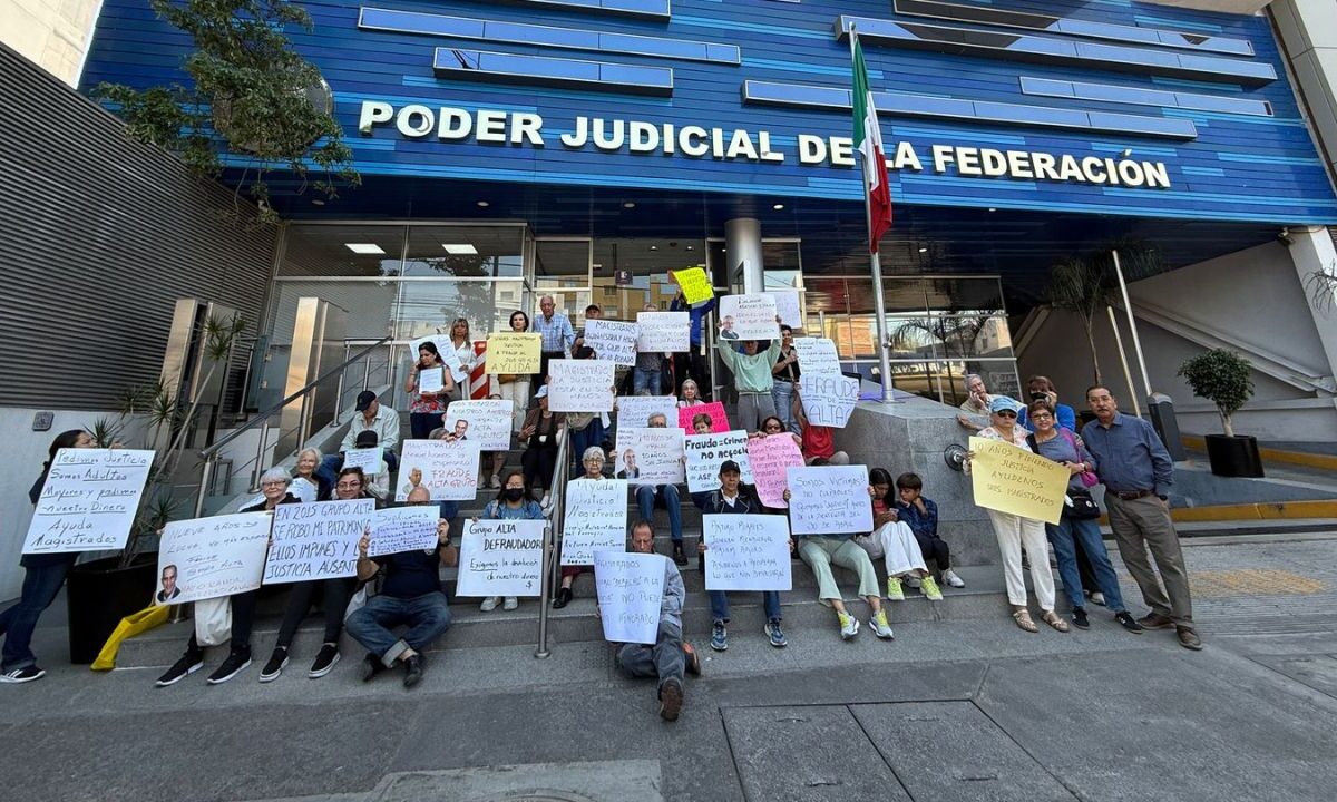 A casi 10 años, adultos mayores exigen justicia por fraude de 7 mil 500 mdp.
