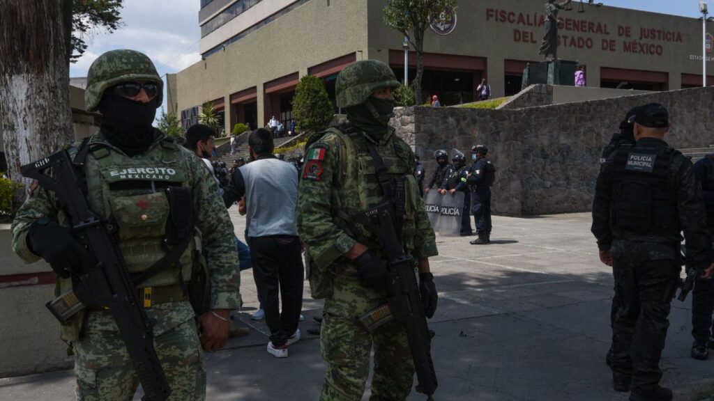Elementos de la Fiscalía del Edomex y fuerzas federales participaron en la detención de los miembros de la supuesta banda delictiva.