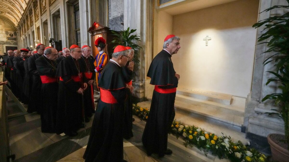 Los cardenales fueron los primeros en visitar el sepulcro de Jorge Mario Bergoglio, un día después del funeral del Pontífice.