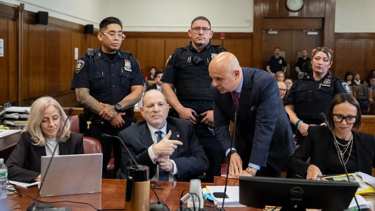 Tres presuntas víctimas que se sentaron en el banquillo por violación y agresión sexual al otrora productor de Hollywood, Harvey Weinstein.