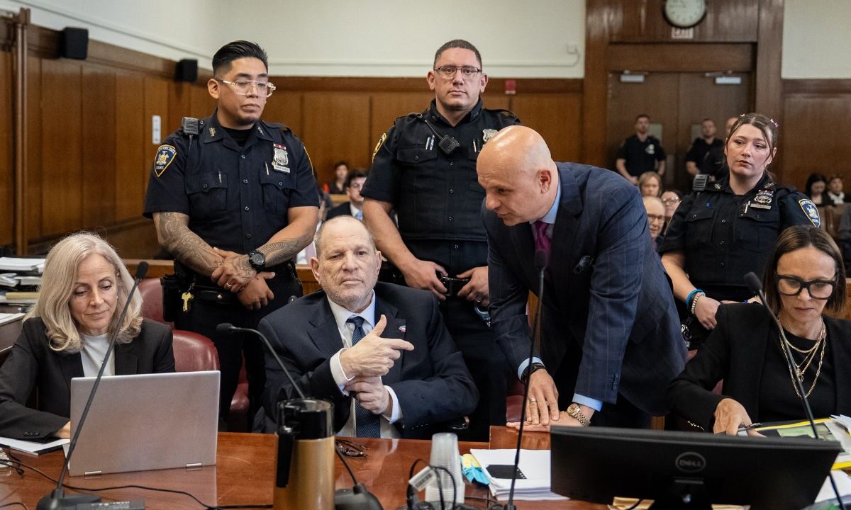 Tres presuntas víctimas que se sentaron en el banquillo por violación y agresión sexual al otrora productor de Hollywood, Harvey Weinstein.