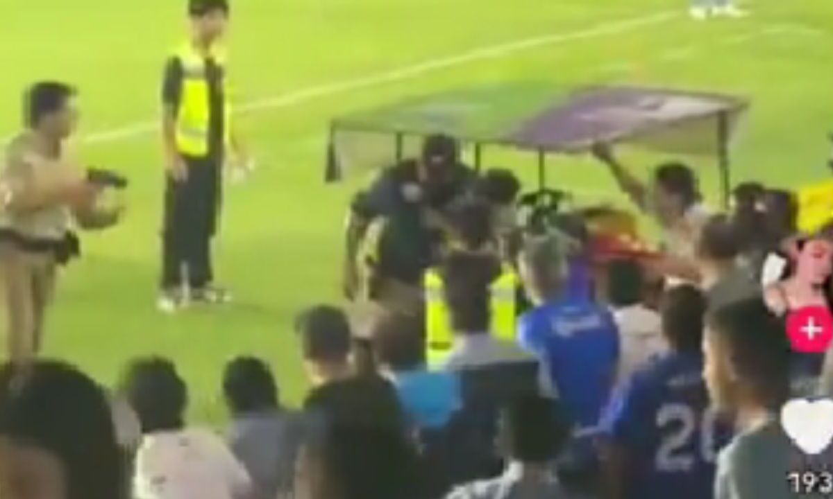 Luego del video del elemento de seguridad apuntando con presunta arma de fuego a la afición en juego del estadio del Celaya, el club lo negó.