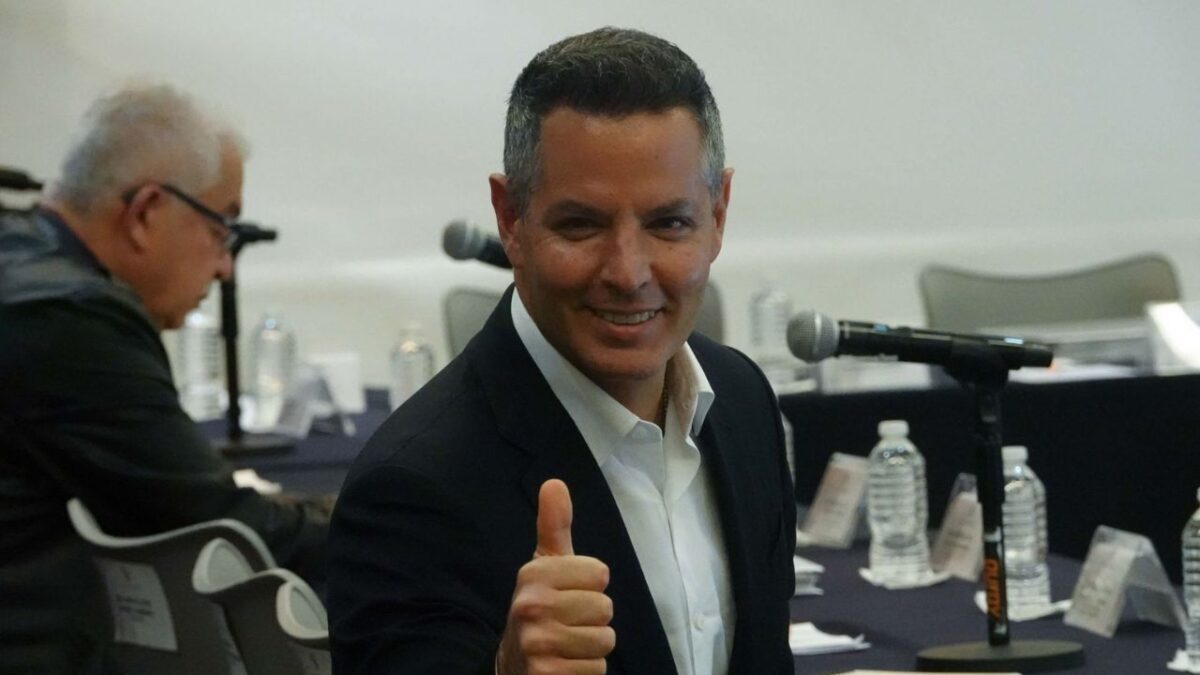 Alejandro Murat descartó salir de Morena.