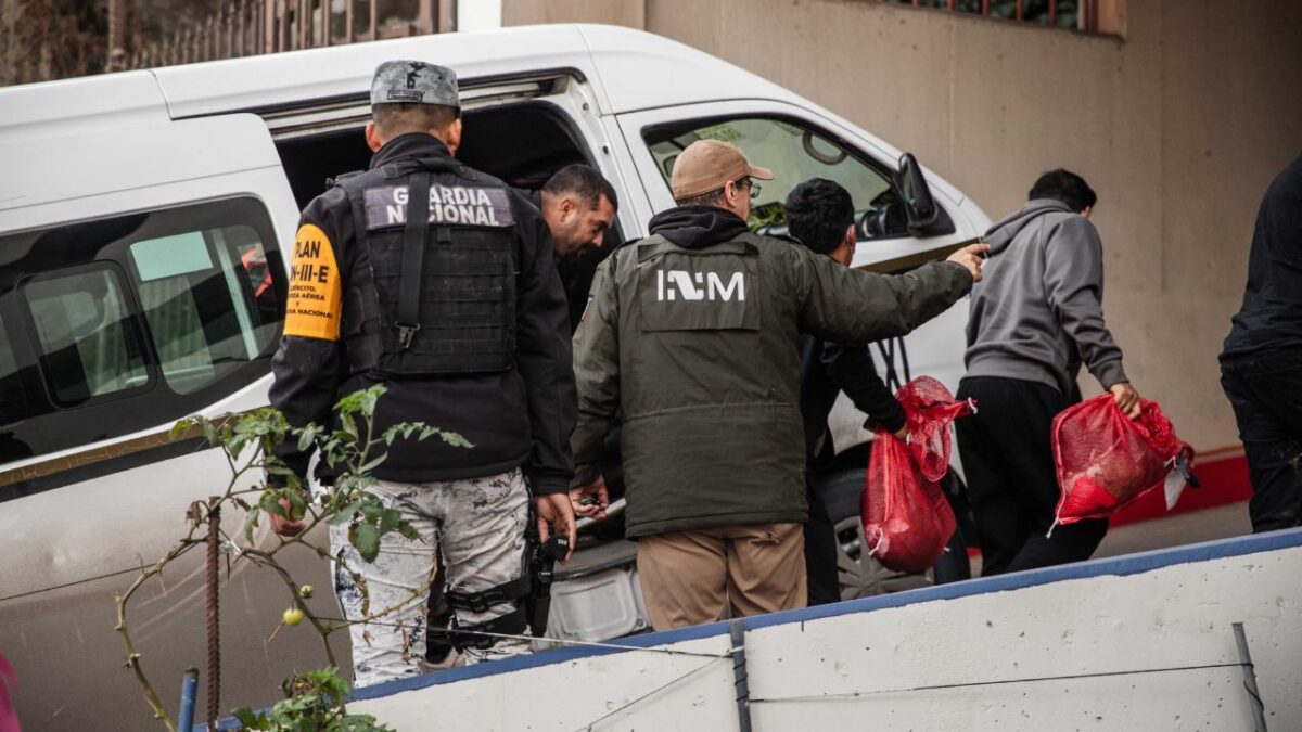 Durante el operativo en Monterrey, fueron localizados los 36 indocumentados y los trasladaron al Instituto Nacional de Migración.