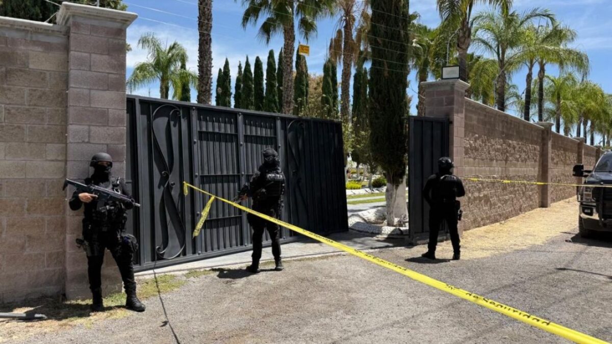 El secretario general del ayuntamiento de Teocaltiche, Jalisco, José Luis Pereira, fue asesinado a balazos en un restaurante de mariscos.