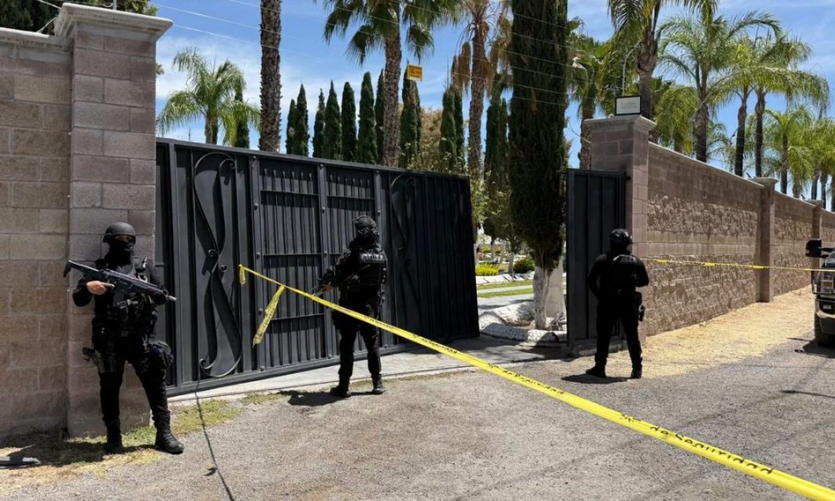 El secretario general del ayuntamiento de Teocaltiche, Jalisco, José Luis Pereira, fue asesinado a balazos en un restaurante de mariscos.