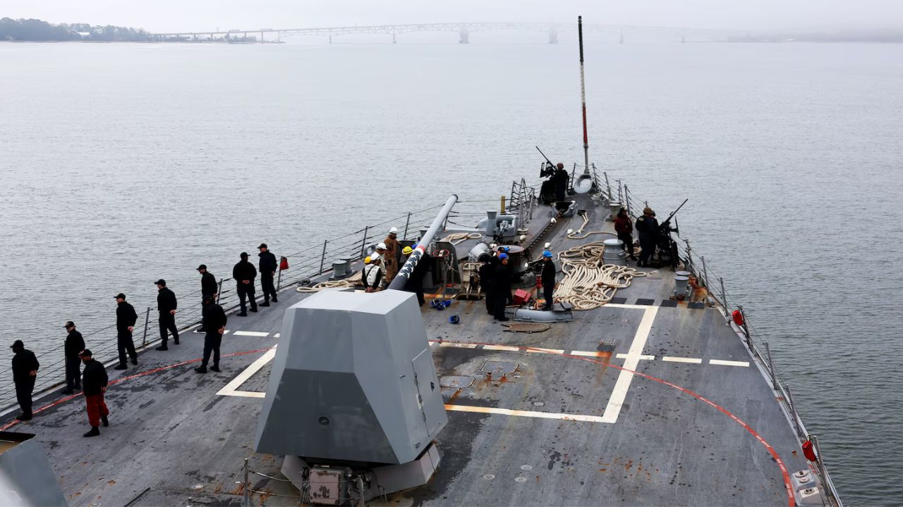 El buque destructor USS Gravely atracó en el muelle de San Juan de Ulúa del Puerto de Veracruz desde el pasado viernes por la tarde.