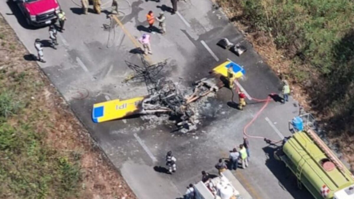 Una avioneta realizó un aterrizaje de emergencia en el tramo Xcalakoop-Kaua de la carretera libre Mérida-Cancún, luego de sufrir una falla mecánica.