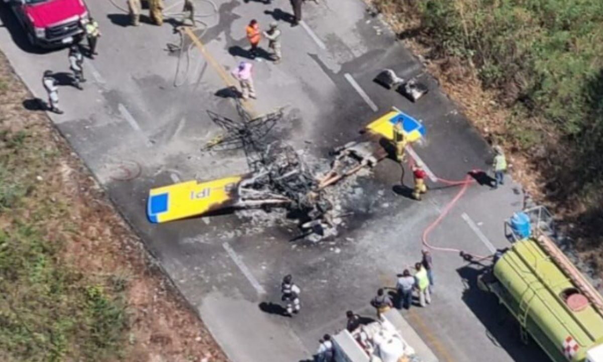 Una avioneta realizó un aterrizaje de emergencia en el tramo Xcalakoop-Kaua de la carretera libre Mérida-Cancún, luego de sufrir una falla mecánica.