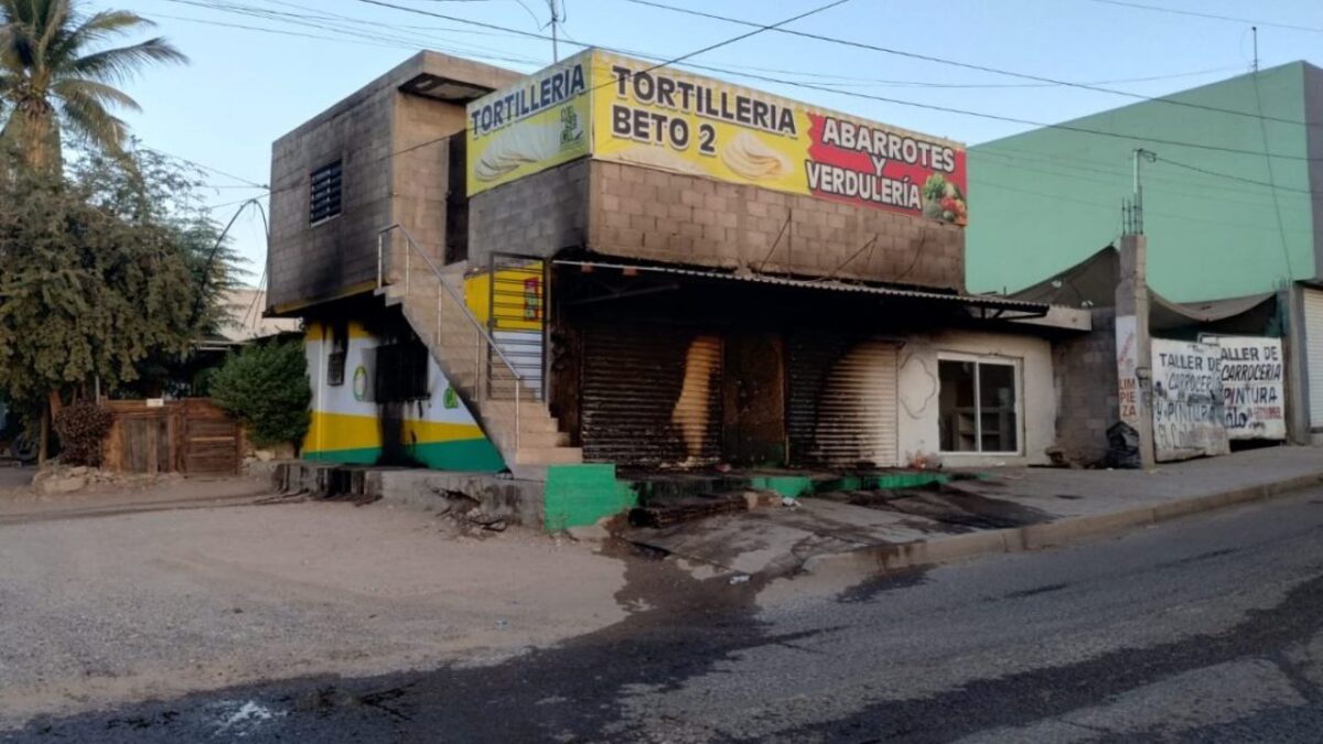 Una tortillería de la colonia CNOP de Culiacán, Sinaloa, la atacaron a balazos y posteriormente, la incendiaron.
