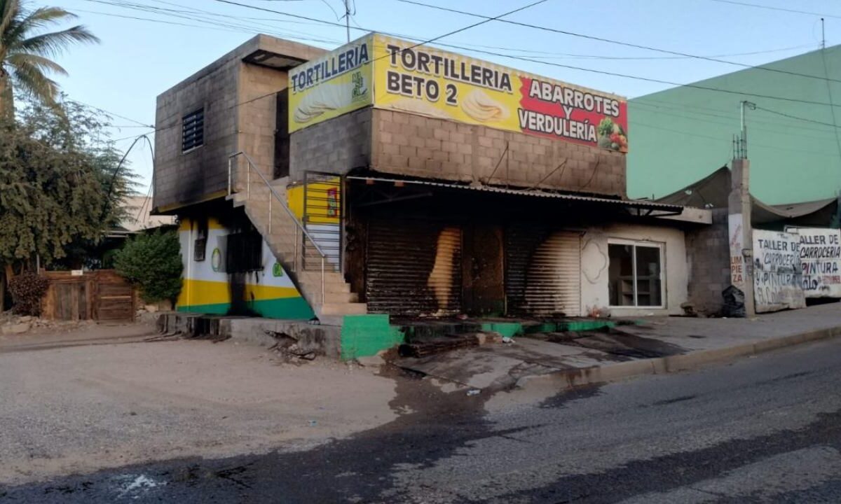 Una tortillería de la colonia CNOP de Culiacán, Sinaloa, la atacaron a balazos y posteriormente, la incendiaron.