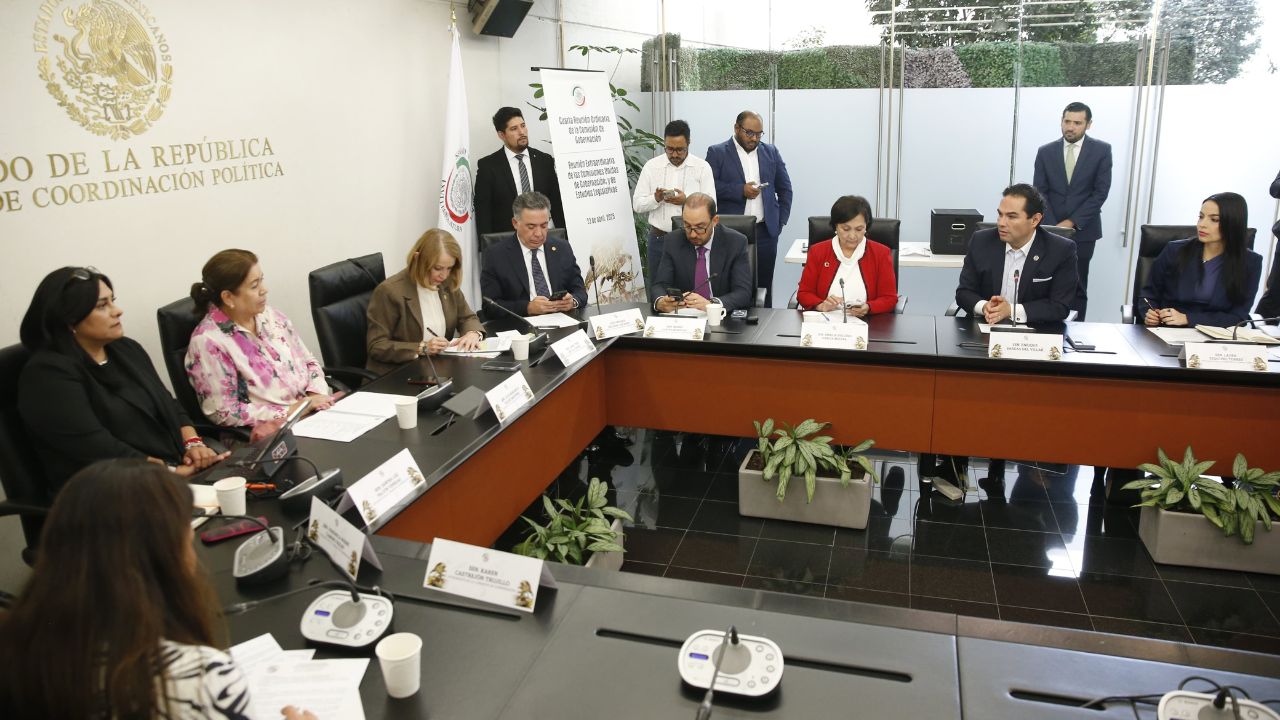 El legislador Enrique Vargas celebró la inscripción con letras de oro de una frase alusiva al centenario de la fundación del Banco de México.